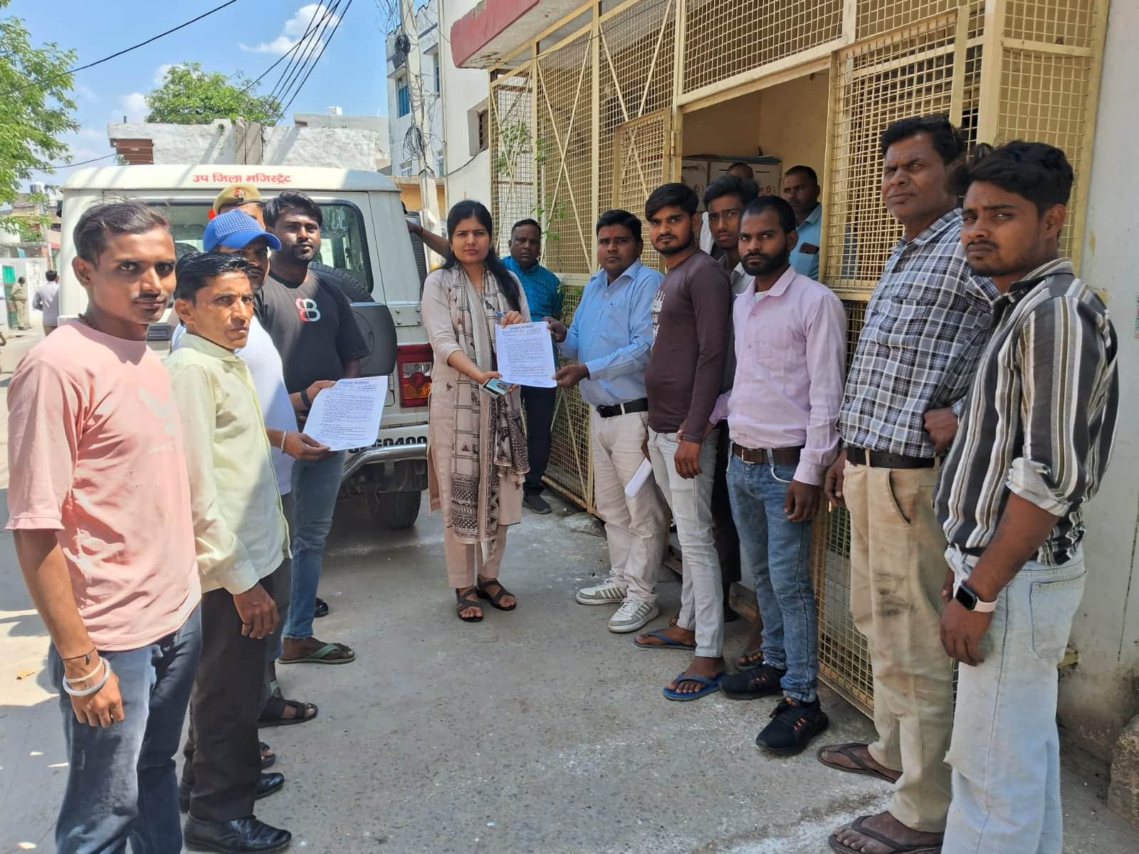 जलेसर में अभाकुक्ष फाउंडेशन शराबंदी को लेकर एसडीएम को ज्ञापन सौंपते हुए। संवाद