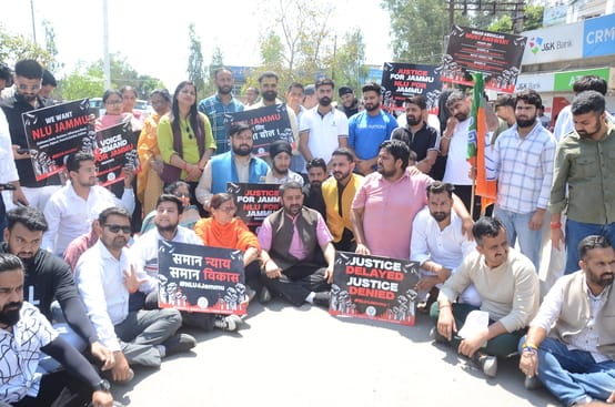 जम्मू में एनएलयू खोले जाने की मांग करते भाजयुमो कार्यकर्ता। संवाद