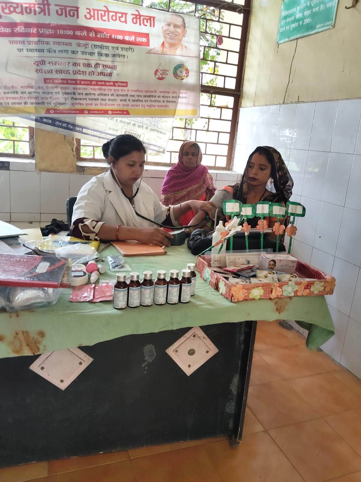 जनआरोग्य मेले में जांच करते चिकित्सक। संवाद 