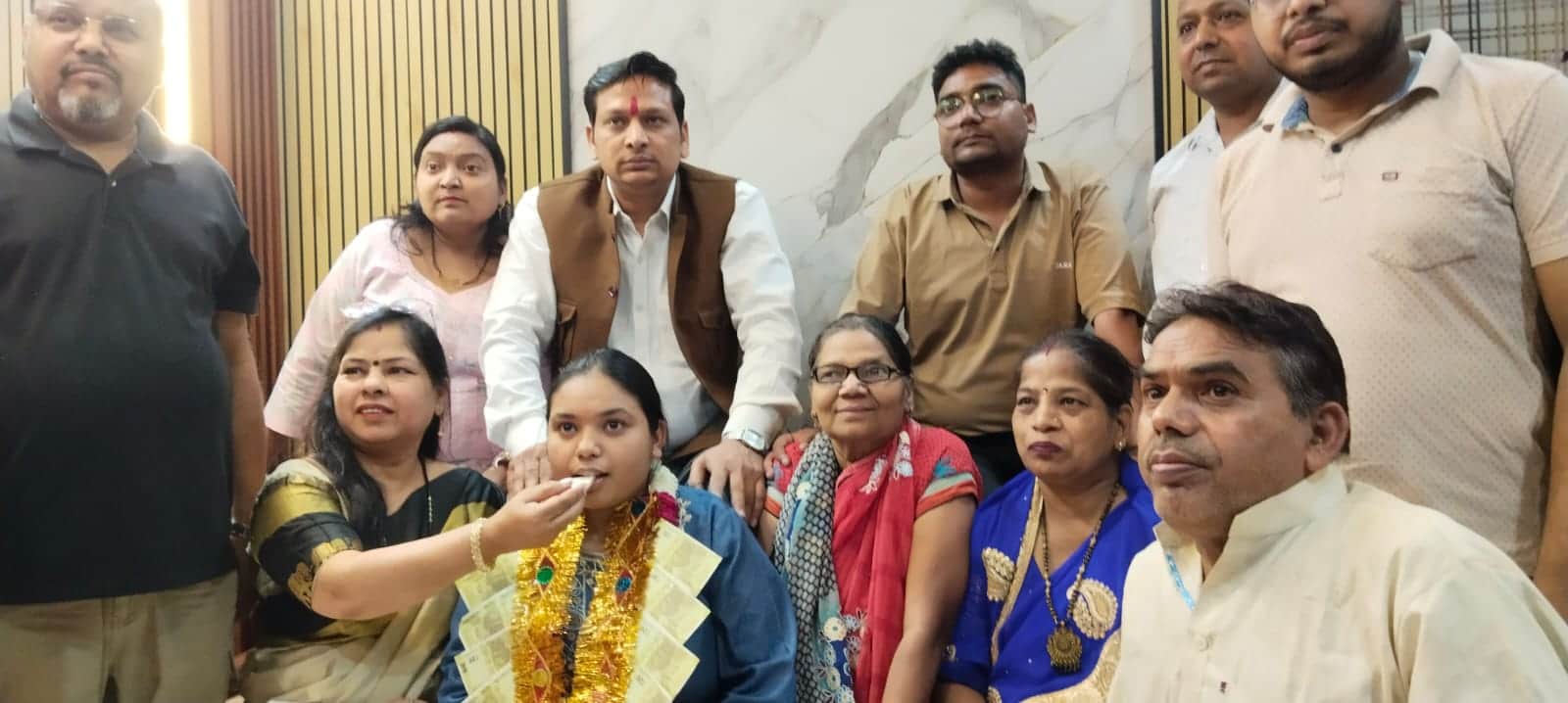 जानीखुर्द। सलोनी जिन्दल के चयन पर खुशी मनाते परिजन फोटो संवाद