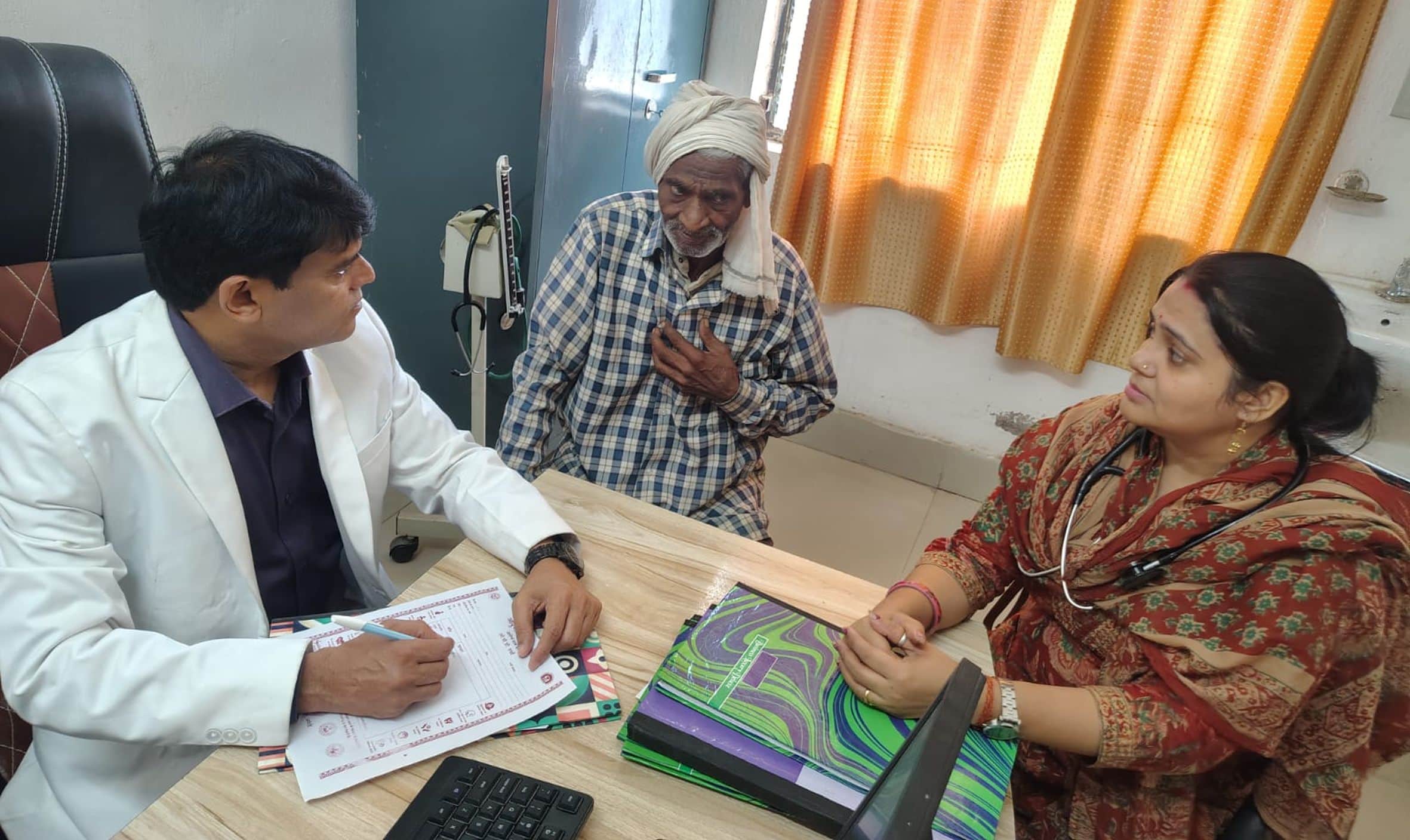 जेठूमवई पीएचसी पर आयोजित आरोग्य मेले में मरीज का इलाज करते डॉक्टर। -संवाद