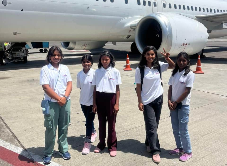 कजाकिस्तान रवाना होने से पहले एयरपोर्ट पर प्रसन्न मुद्रा में बेटियां। स्रोत स्वयं