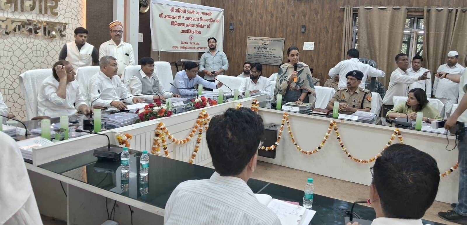 कलक्ट्रेट सभागार में विधान परिषद की विनियमन समीक्षा समिति की बैठक में बोलती डीएम। संवाद