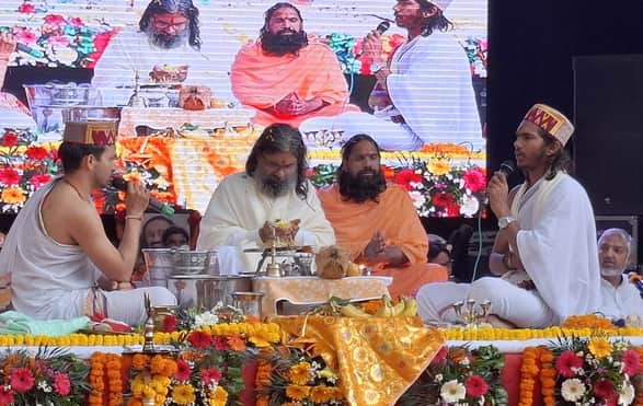 कुल्लू के कलाकेंद्र में सोमनाथ ज्योर्तिलिंग को दर्शन के लिए स्थापित करते आर्ट लिविंग संस्था के 