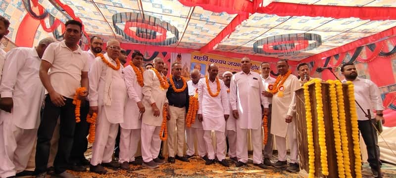 कपलामोचन में जयंती पर आयोजित कार्यक्रम में अतिथियों को सम्मानित करते आयोजक। स्वयं