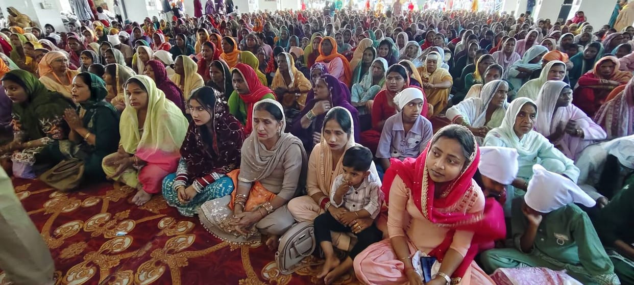 Crowds of devotees gathered for the satsang, two girls were married.