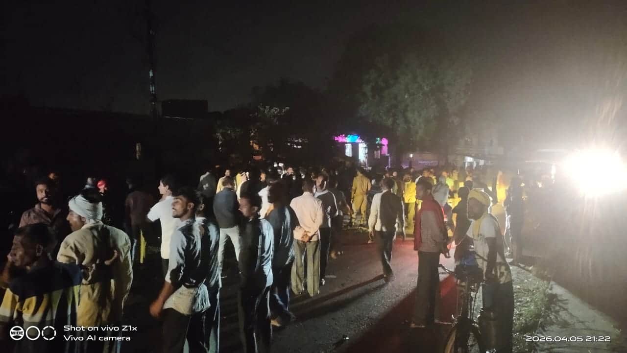 करछना थाना क्षेत्र के कुशगड़ गांव के पास डंपर से मुंशी की मौत के बाद करछना कोहडारघाट जाम लगने प