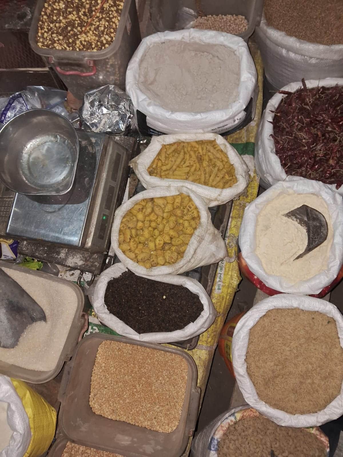 करारी के किराना की दुकान में रखा सब्जी मसाला-संवाद