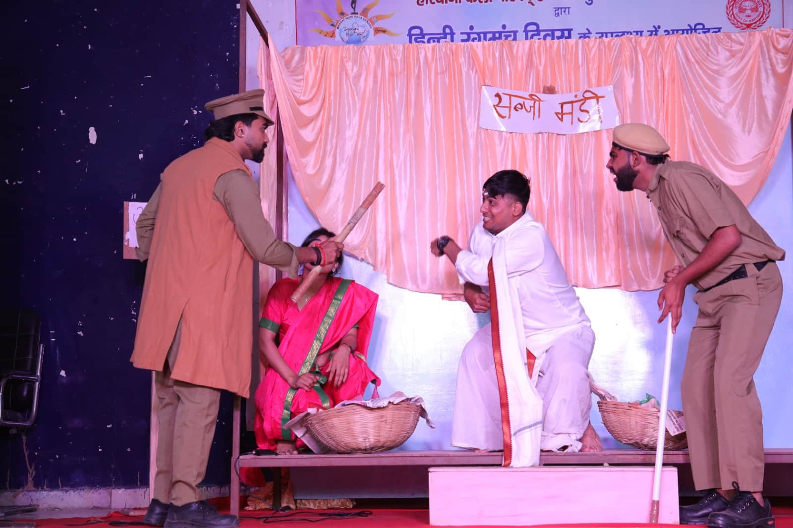 कार्यक्रम में नाटक का मंचन करते कलाकार। स्रोत: संस्था