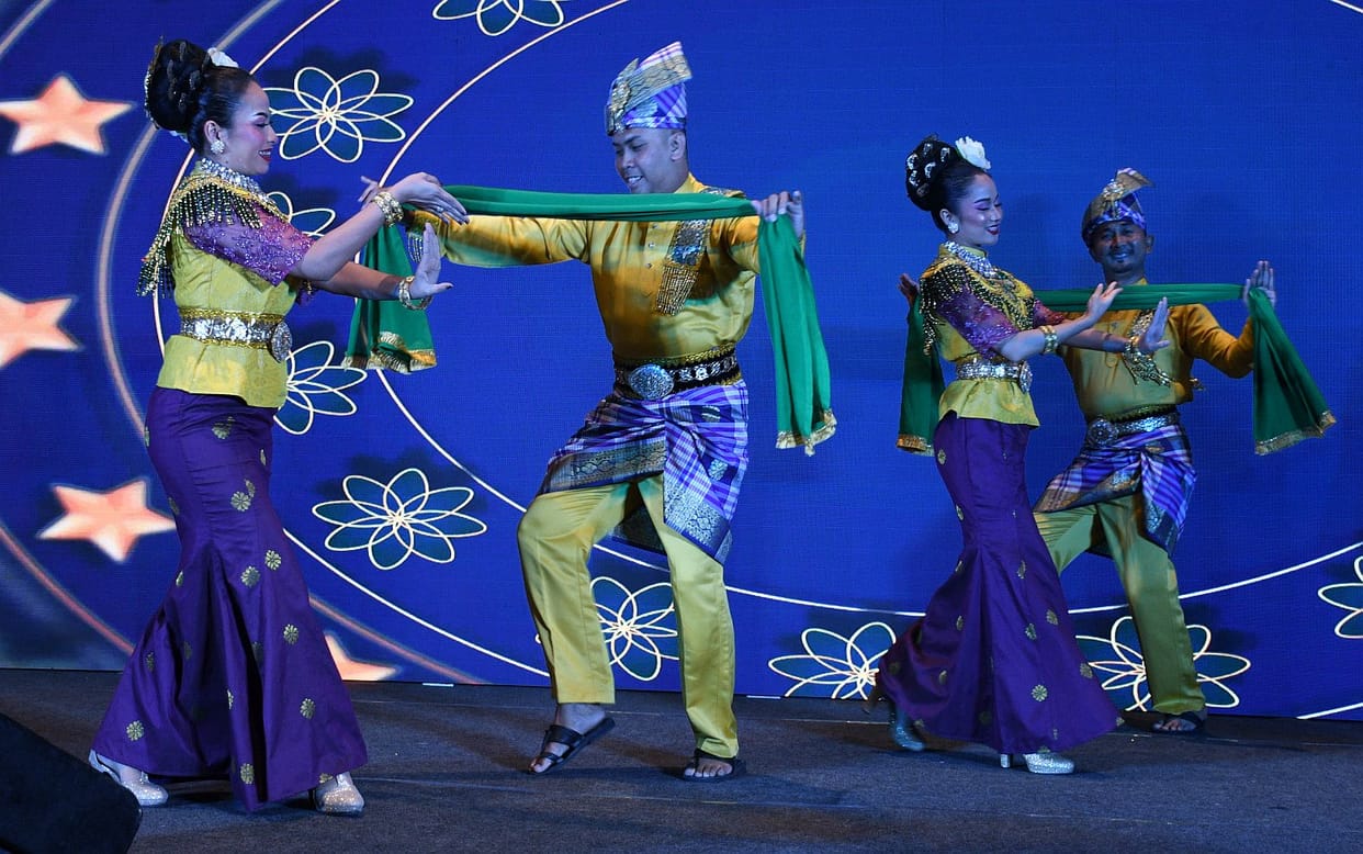 An evening adorned with the vibrant colors of Malaysian culture.