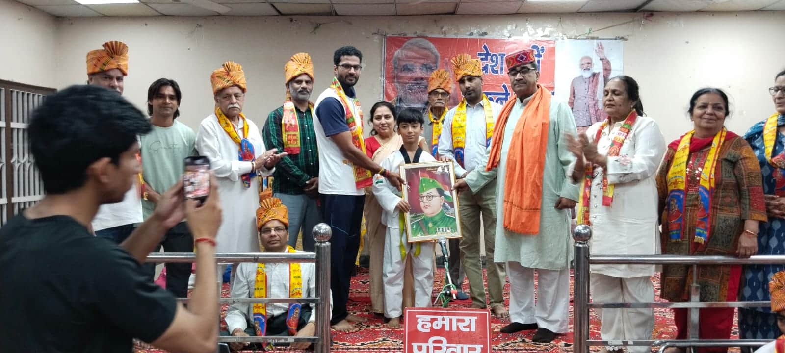 कार्यक्रम में समाजसेवा के क्षेत्र में उत्कृष्ट कार्य करने वाले लोगों को सम्मानित करते एडवोकेट न