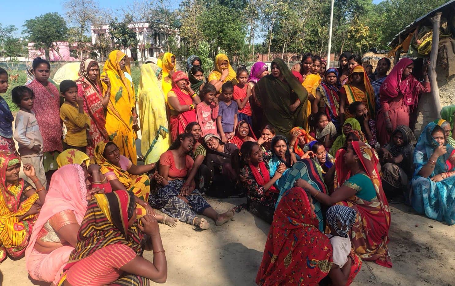 कोठी कस्बे में मृतक अमरेश के रोते-बिलखते परिजन