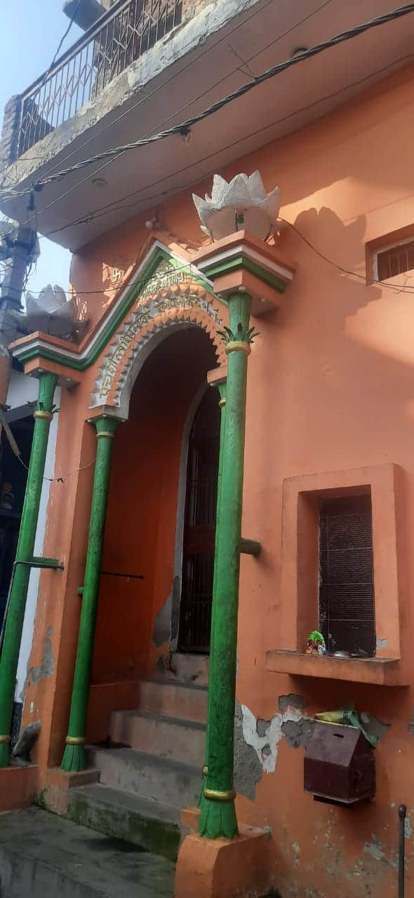 खुर्जा जंक्शन के नई बस्ती कॉलोनी स्थित इसी मंदिर के दानपात्र से हुई थी चोरों। संवाद