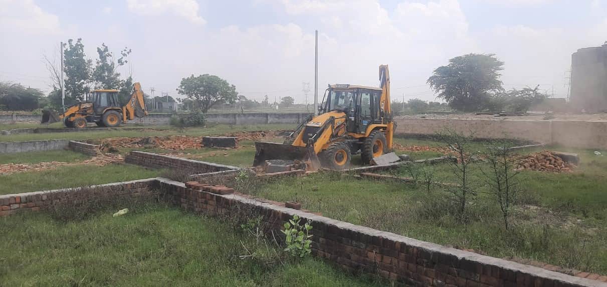 खुर्जा जंक्शन पर अवैध प्लाटिंग को ध्वस्त करती बीकेडीए की जेसीबी। संवाद