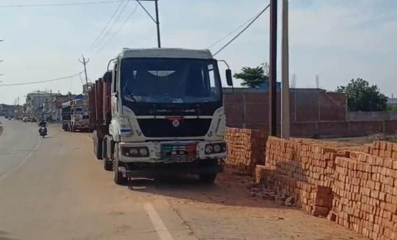 खड़ा ट्रक केबिन में शव।