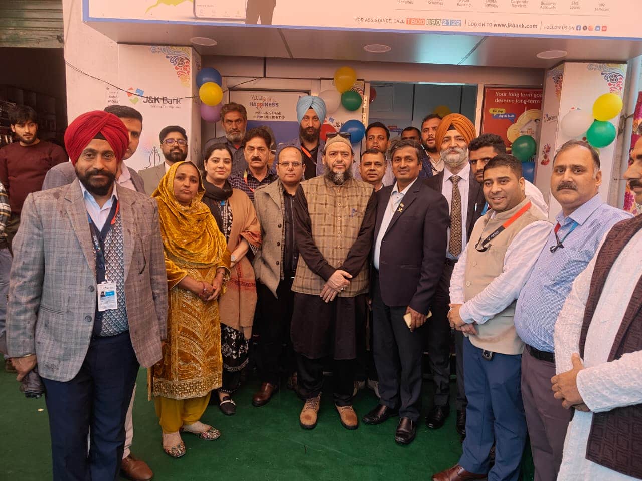   खवास में पहला एटीएम स्थापित करने के दौरान अधिकारी। 