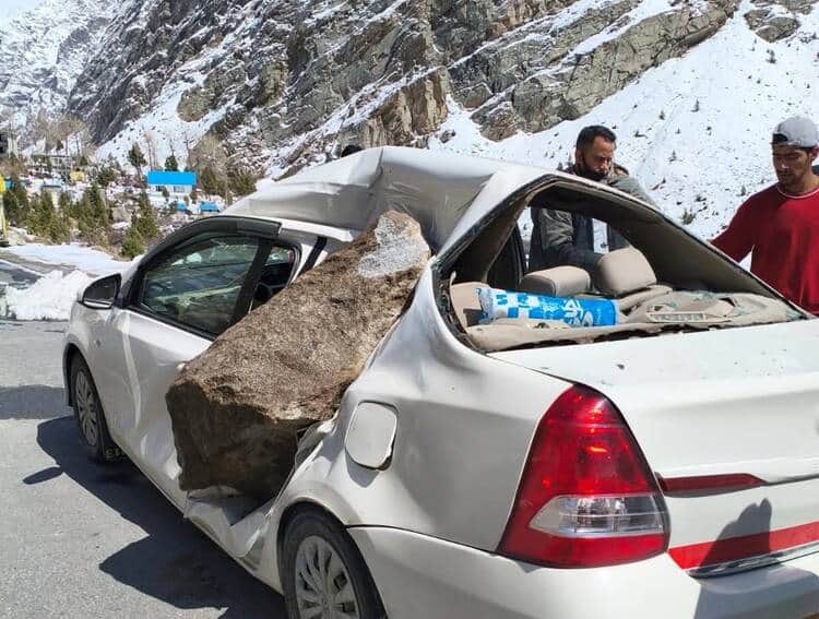 लाहौल  के केलांग के समीप मोसूमा थेतुप कुरकुर गांव पर्यटक वाहन पर गिरी चट्टान।-संवाद