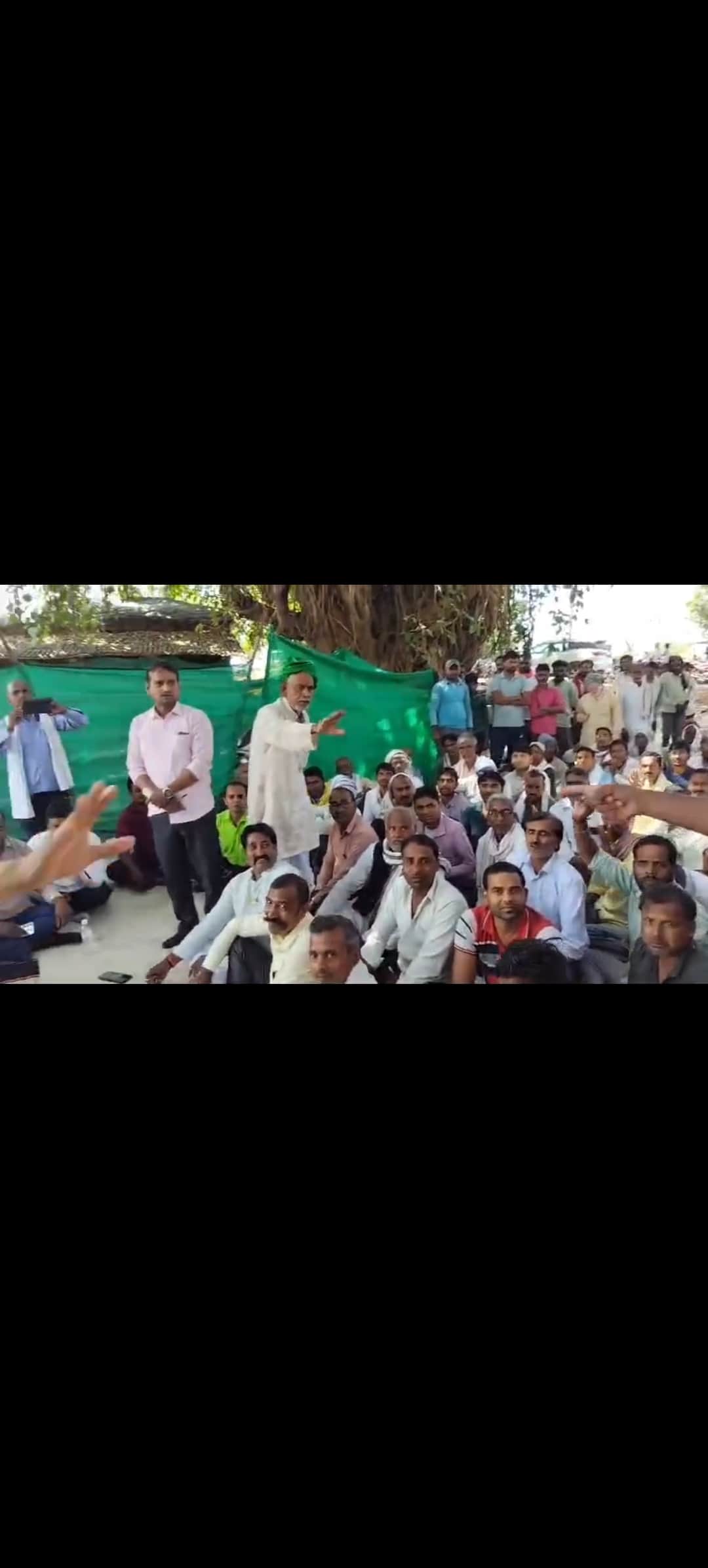 लोहरा के गुलरहवा गांव में पंचायत के दौरान विधायक से नाराजगी जताते किसान