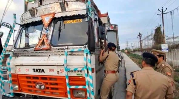 लखनऊ-वाराणसी हाईवे पर खड़े ट्रक की जांच करती पुलिस अधीक्षक चारू निगम। स्रोत-सोशल मीडिया