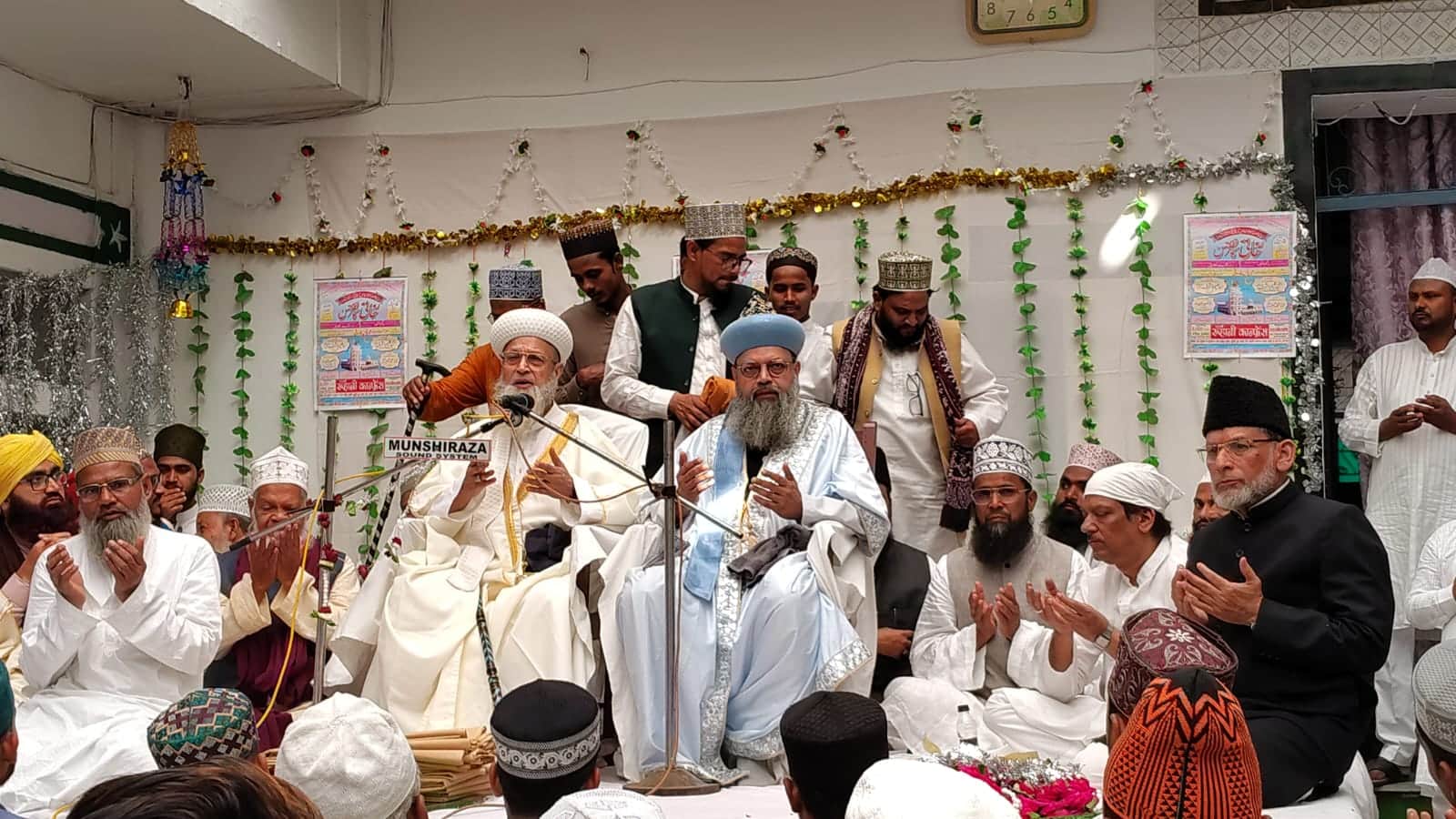 लालगोपालगंज में आयोजित रूहानी कान्फ्रेंस में देष में अमन व भाईचारा की दुआ करते मौालाना