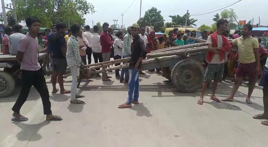 मुआवजे की मांग को लेकर ग्रामीणों ने NH 80 किया जाम