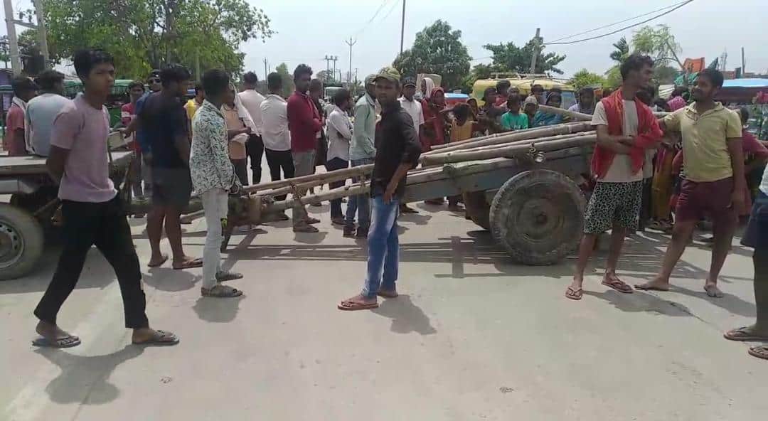 मुआवजे की मांग को लेकर ग्रामीणों ने NH 80 किया जाम