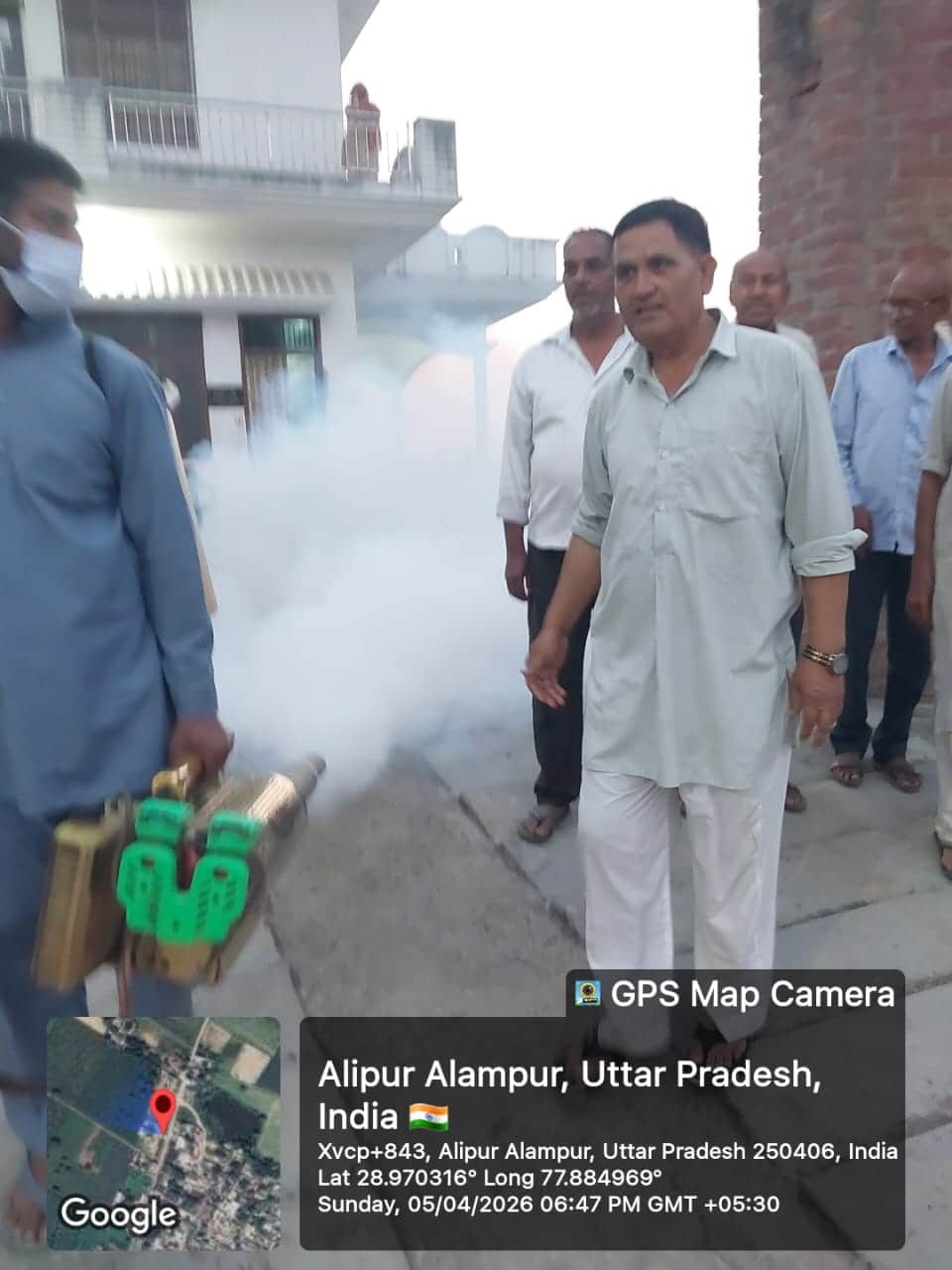 माछराअलीपुर गांव में ग्राम प्रधान खड़े होकर फॉगिंग कराते हुए फोटो संवाद