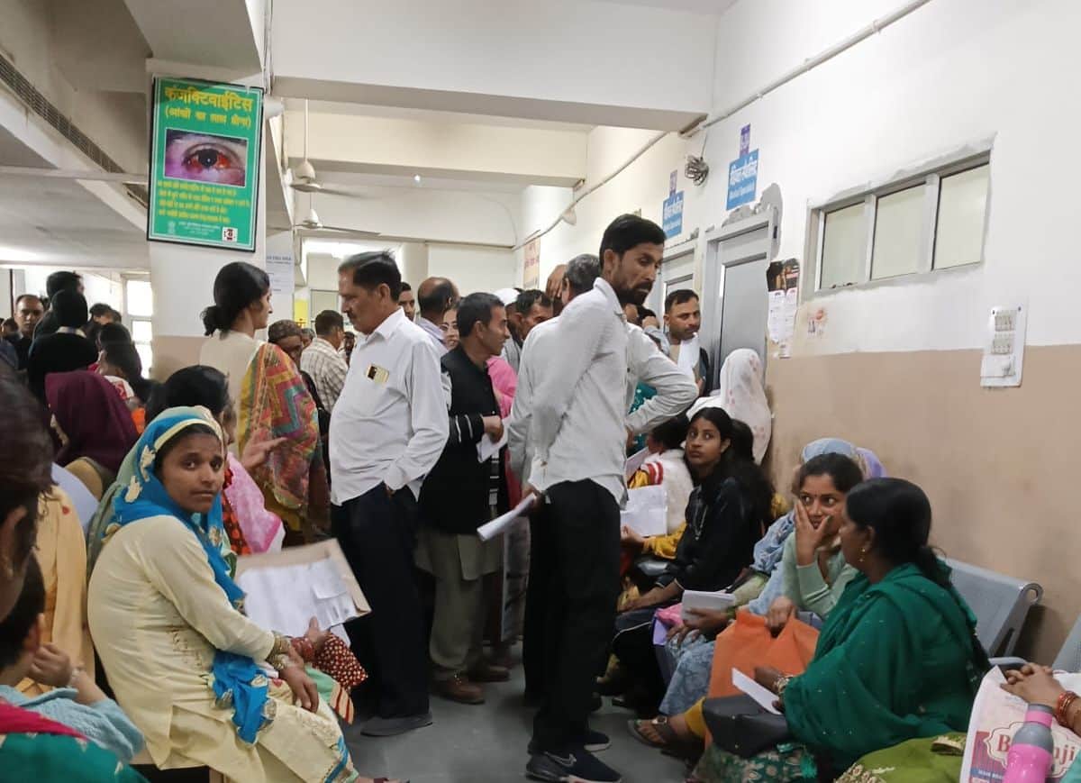 मेडिकल काॅलेज के मेडिसिन वार्ड में उपचार के लिए खड़े मरीज। संवाद