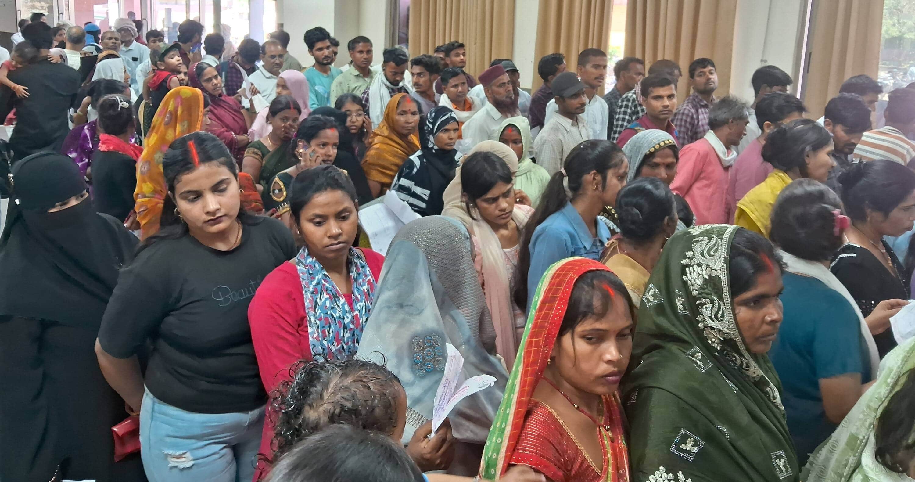 मेडिकल कॉलेेज में दवा काउंटर पर कतार में खड़ेे मरीज व तीमारदार। 