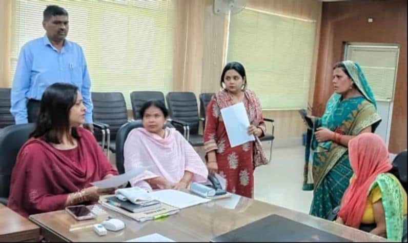 मंडलायुक्त कार्यालय में आयोजित शक्ति संवाद में पीड़ितों की फरियाद सुनतीं अपर आयुक्त मीनू राणा।
