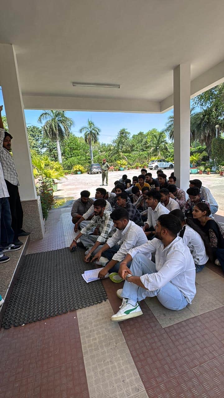 मांगों के लिए धरने पर बैठे जीजेयू के विद्यार्थी। 