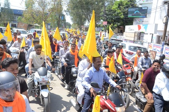 महर्षि कश्यप की जयंती पर निकाली गई शोभायात्रा में शामिल युवा। संवाद