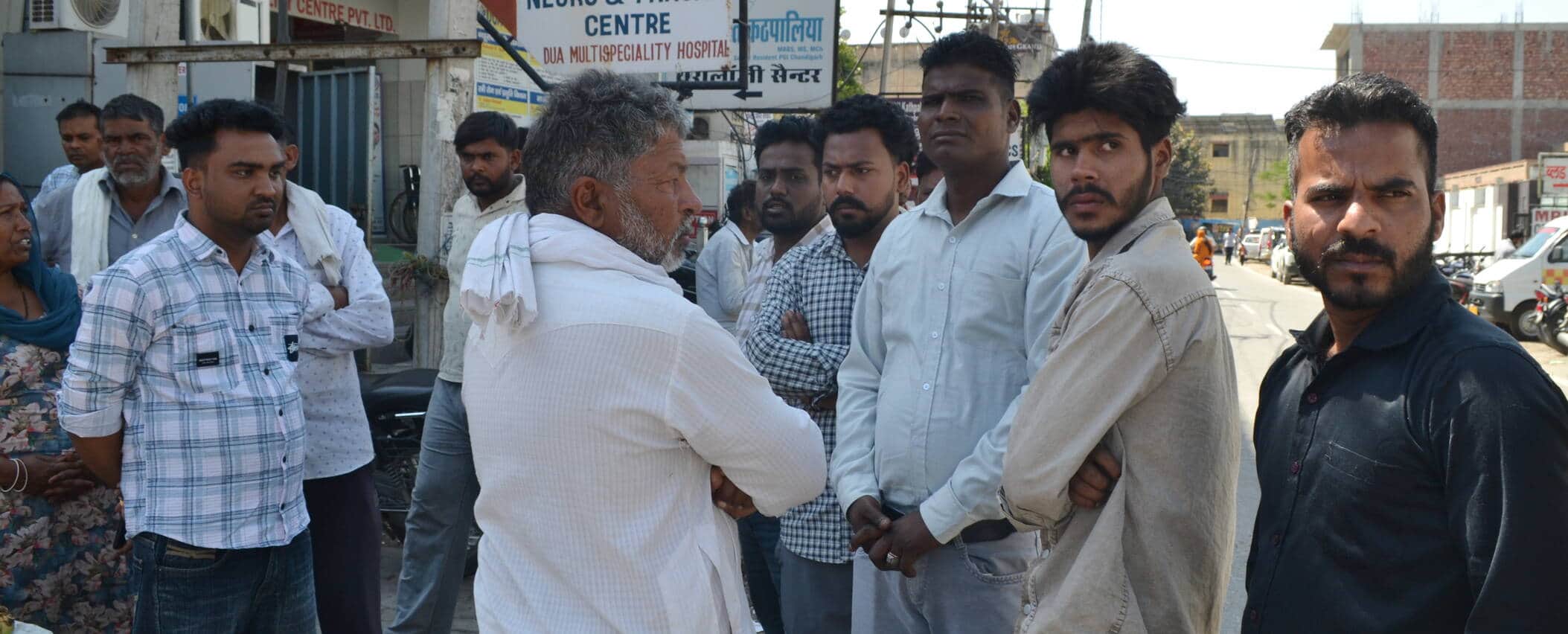 महिला मोहिनी की मौत के बाद अस्पताल के बाहर जमा परिजन। संवाद