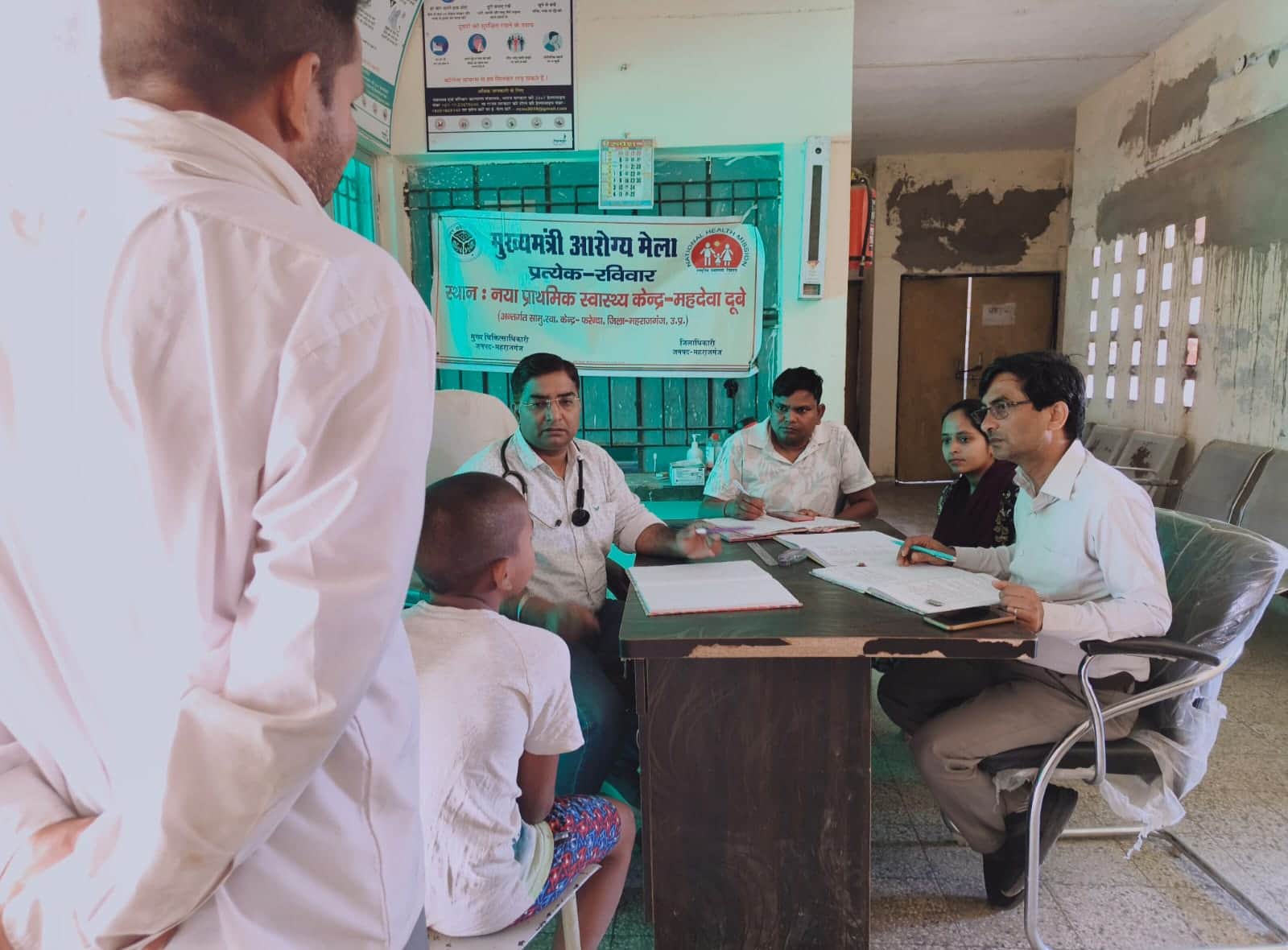 महदेवा दूबे पीएचसी पर इलाज करते चिकित्सक सीबी पांडेय।