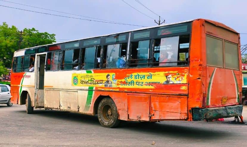 मंझनपुर चौराहे से निकलती बदहाल रोडवेज बस।  संवाद