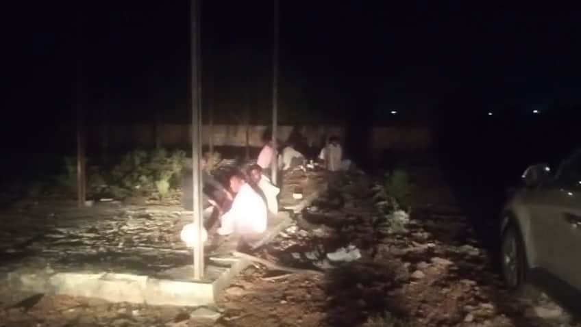 मुक्तिधाम में बैठकर शराब पार्टी करते लोग