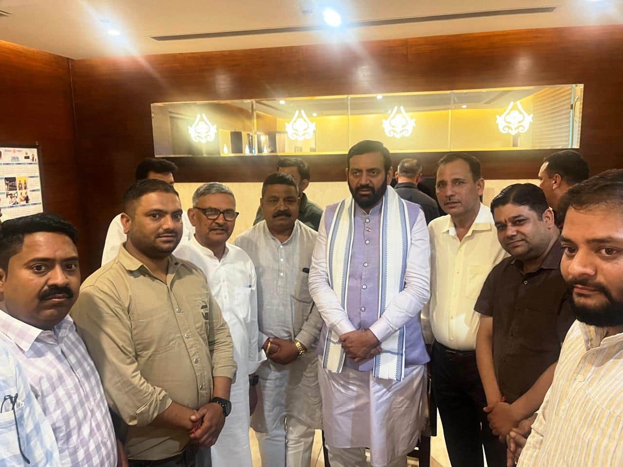 मुख्यमंत्री नायाब सिंह सैनी से मुलाकात करते सैनी सभा रेवाड़ी का प्रतिनिधिमंडल। स्रोत: सभा