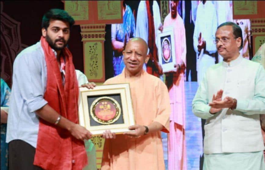 मुख्यमंत्री .योगी आदित्यनाथ के हाथों सम्मानित होते कुशल (शुभम ) दुबे। स्वयं