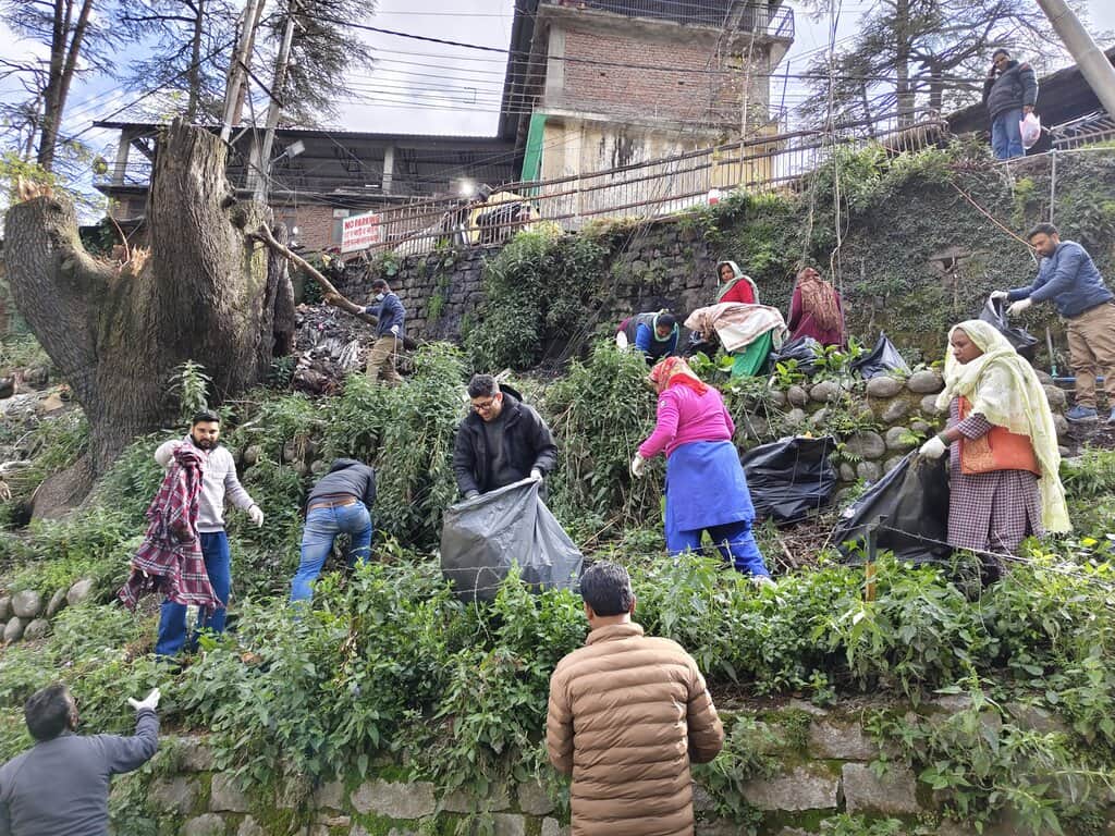 मनाली में स्वच्छता अभियान में जुटे अधिकारी व कर्मचारी।-संवाद