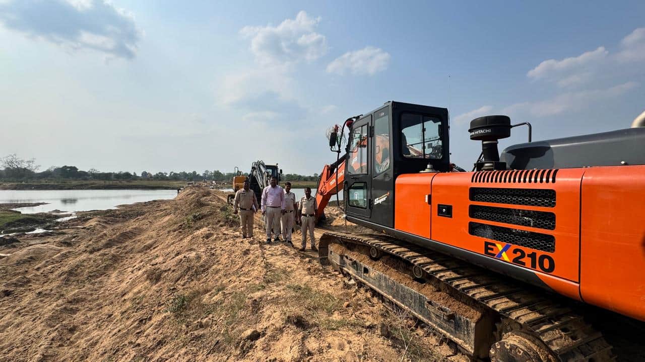 मशीनों को जब्त करते कर्मचारी
