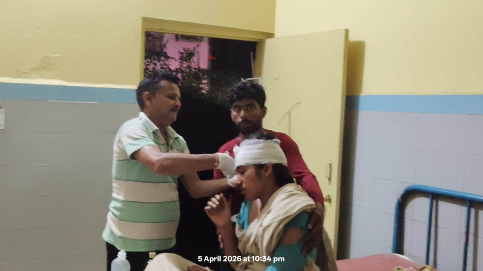 मिट्टी को लेकर हुए विवाद में घायल महिला का सीएचसी पर होता उपचार। संवाद