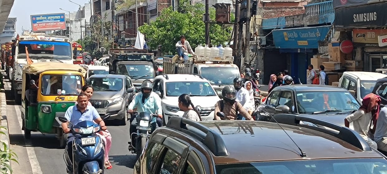 A truck breaks down in the middle of the road, causing massive traffic jam on the Delhi-Meerut road.