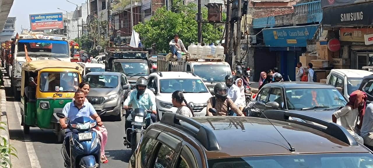 मोदीनगर में अंबर सिनेमा के सामने दिल्ली मेरठ मार्ग पर लगा जाम। संवाद