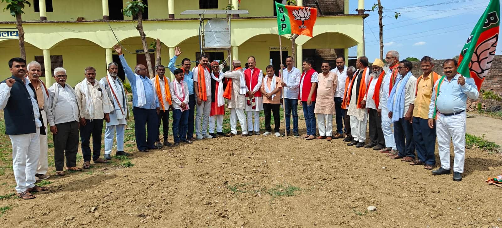 मधुपुर मंडल में स्थापना दिवस पर पार्टी का झंडा लगाते भाजपा कार्यकर्ता। स्रोत स्वयं