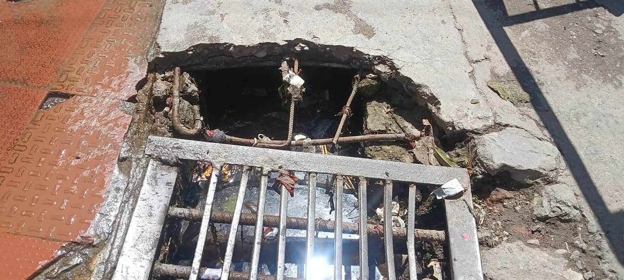 नगर निगम हमीरपुर के तहत वार्ड नंबर चार में निकासी नाली के बंद होने के कारण जमा गंदा पानी। संवाद