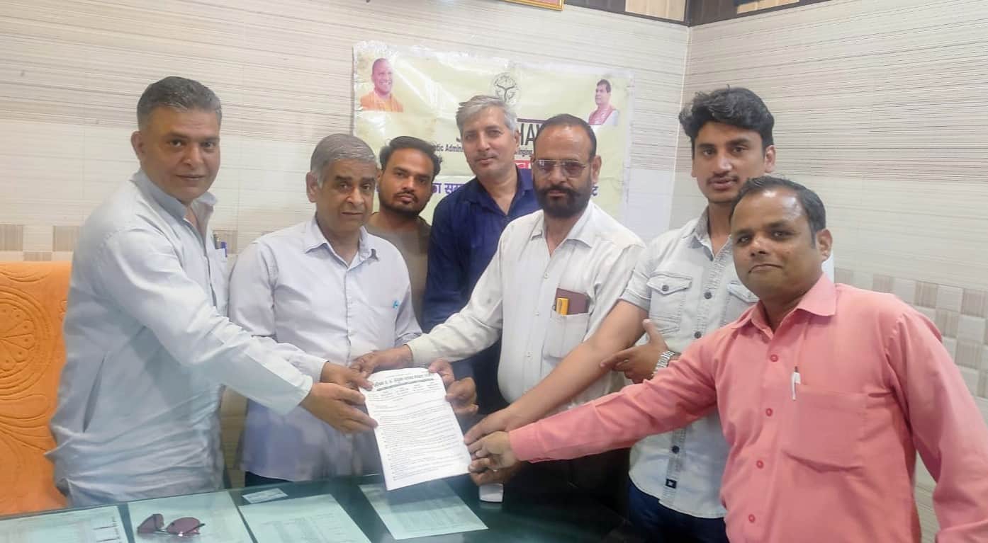 नगर पालिका में कर अधीक्षक को ज्ञापन देते प. उ. प्र. संयुक्त व्यापार मंडल का प्रतिनिधि मंडल ज्