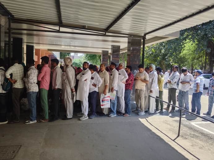 नागरिक अस्पताल में ओपीडी पर्ची के लिए कतार में लगे मरीज। 