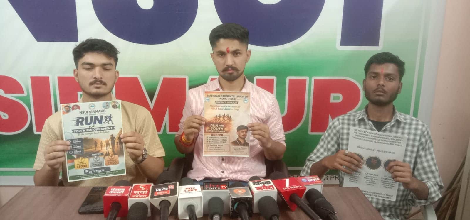 नाहन में प्रेसवार्ता के दौरान मैराथन का पोस्टर दिखाते एनएसयूआई के जिला पदाधिकारी। संवाद