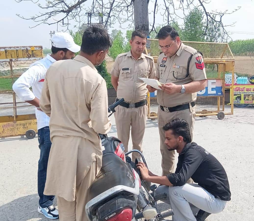 नाकाबंदी के दौरान चेकिंग करती पुलिस। प्रवक्ता