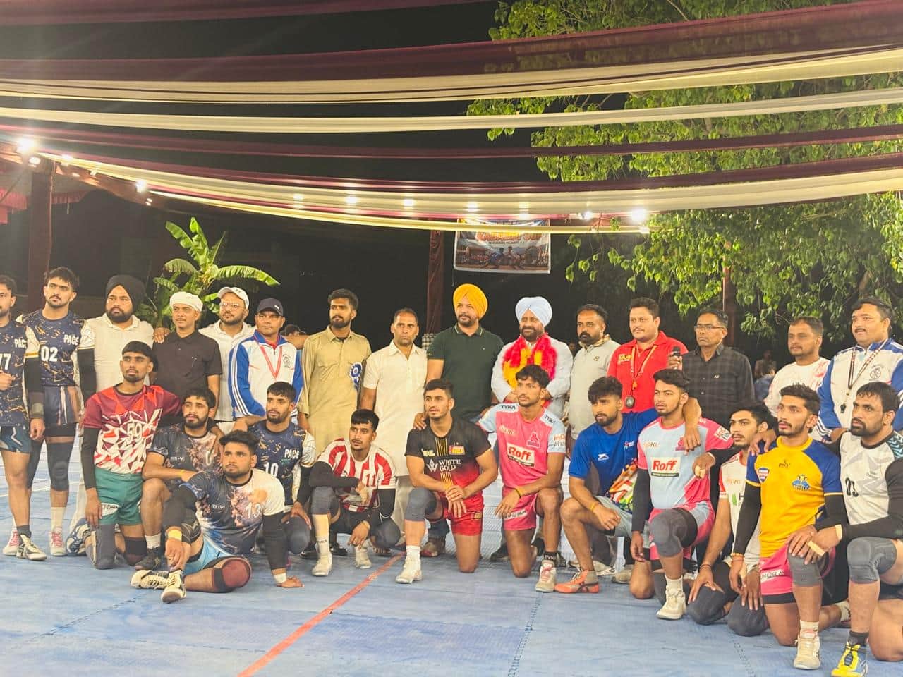 नालागढ़ के गुल्लरवाला करसोली में हरियाणा की विजेता टीम मुख्य अतिथि उपायुक्त उज्जवल राणा के साथ-